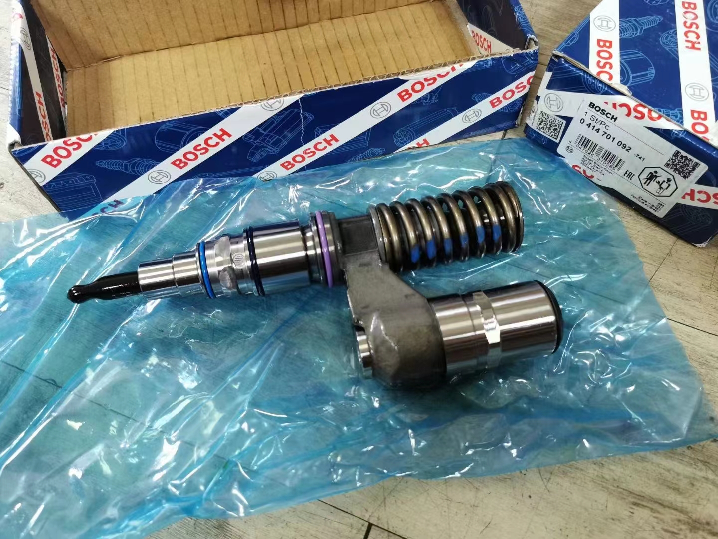 GENUINE NEW INJECTOR 0414701043 0414701092